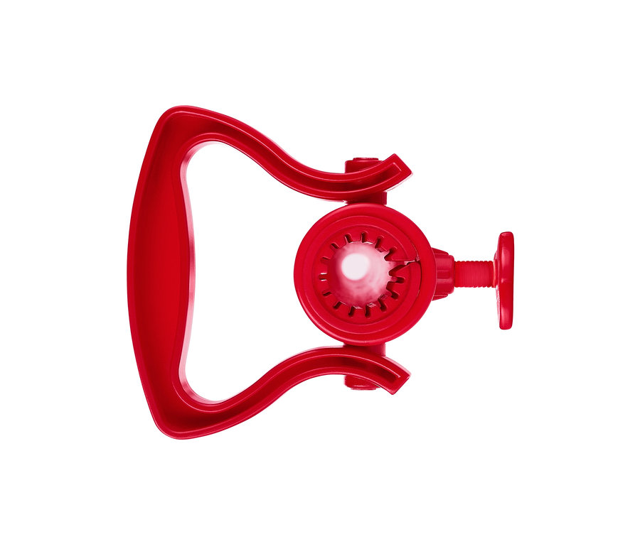 Beyaz bir arka plan üzerinde kırmızı vidalı güneş şemsiyesi tutacağının yakın çekimi.