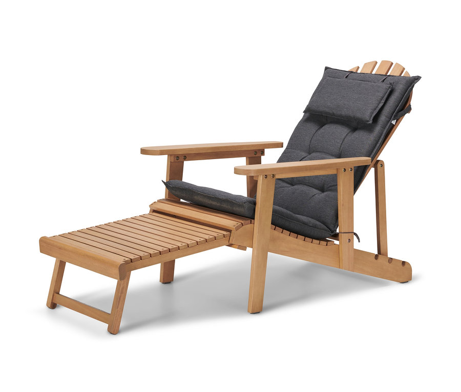 Doğal renkli, uzatılabilir ayaklıklı Adirondack bahçe sandalyesi ve gri minder.