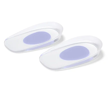 Beyaz arka planda mor oval yastıklı iki şeffaf jel topuk yastığı.