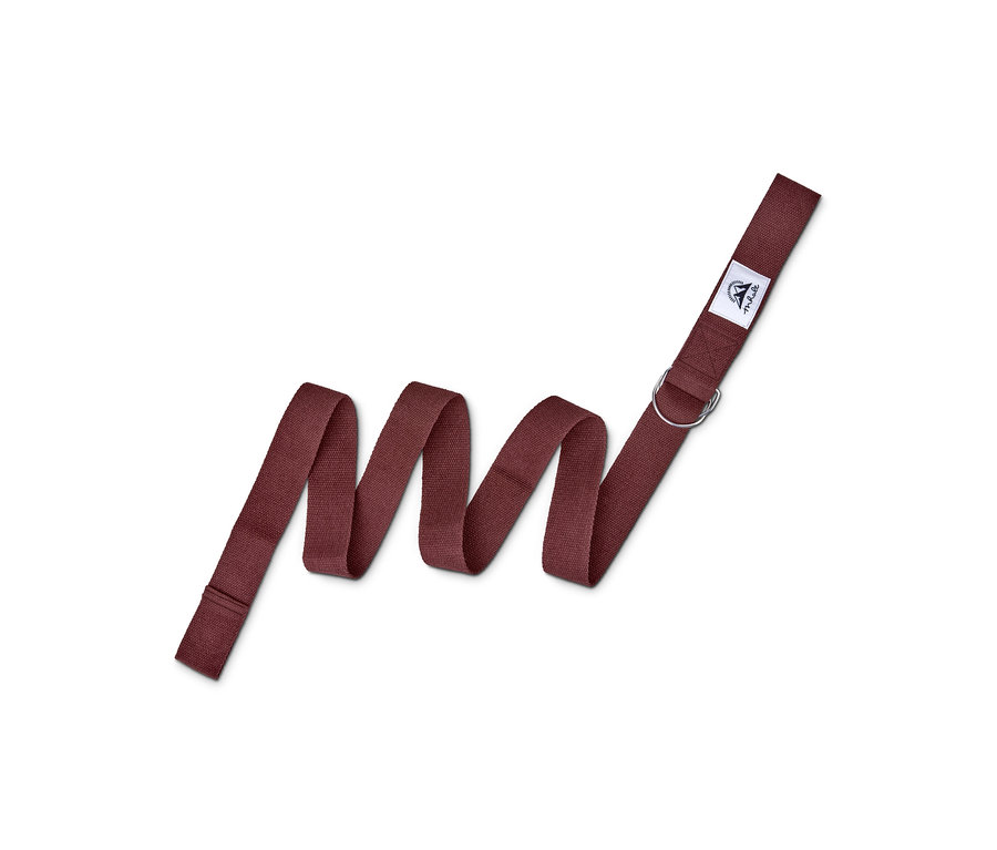 Bordo renkli 2'si 1 arada yoga kemeri beyaz bir arka planda kıvrılmış şekilde duruyor.