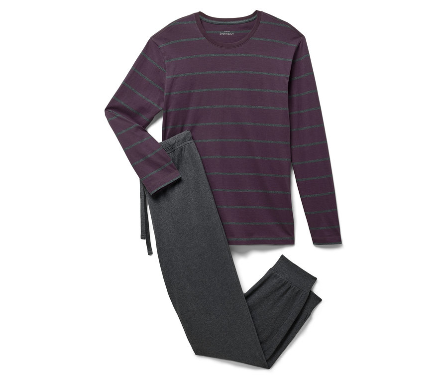Mor çizgili, uzun kollu pijama üstü ve gri pijama altı beyaz bir zeminde duruyor.