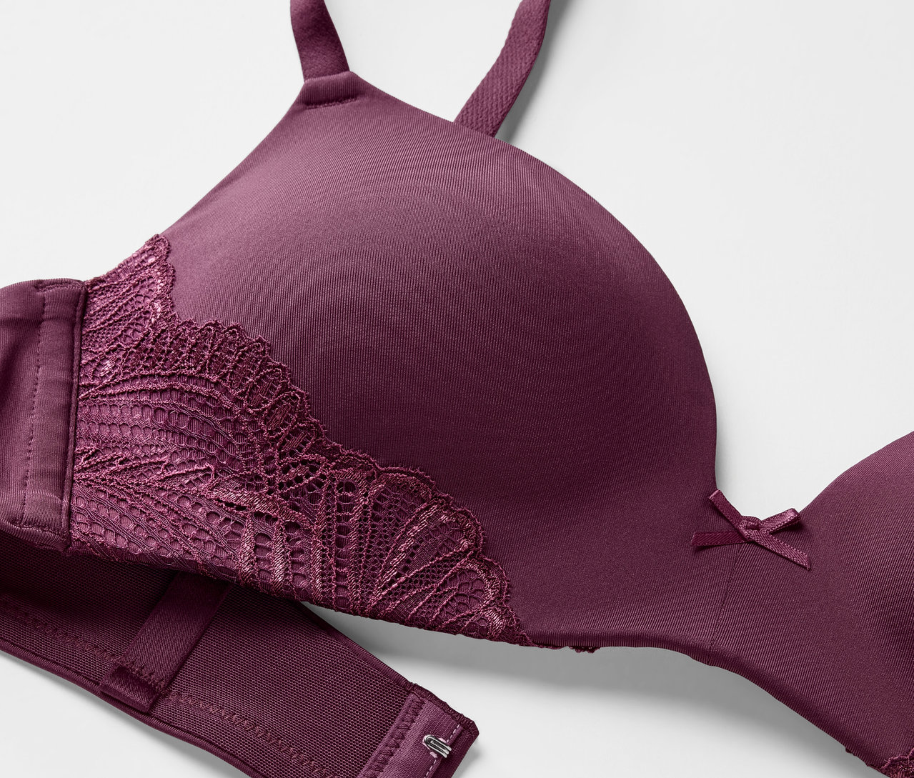 Bordo soft kaplı sütyen detayı.