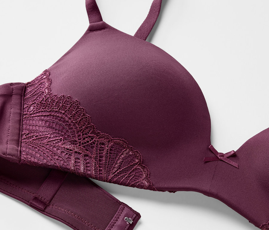 Bordo soft kaplı sütyen detayı.