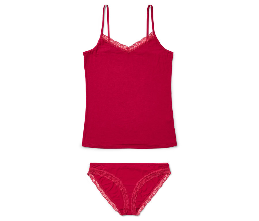 Kırmızı, ince askılı, dantel detaylı bir atlet, üzerine uyumlu kırmızı dantelli bir külot serilmiş halde duruyor.