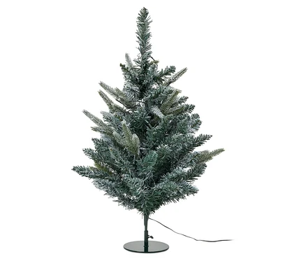 Yeşil metal stand üzerinde karla kaplı dalları olan yeşil yapay Noel ağacı.