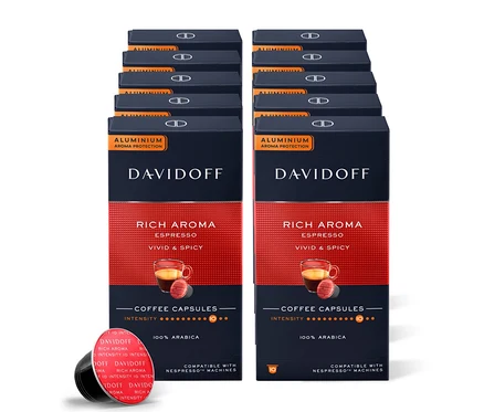 Çok sayıda DAVIDOFF CAFÉ Rich Aroma kapsül paketi ve tek bir kapsül.