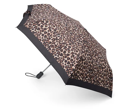 Açık leopar desenli, siyah kenarlı şemsiye.