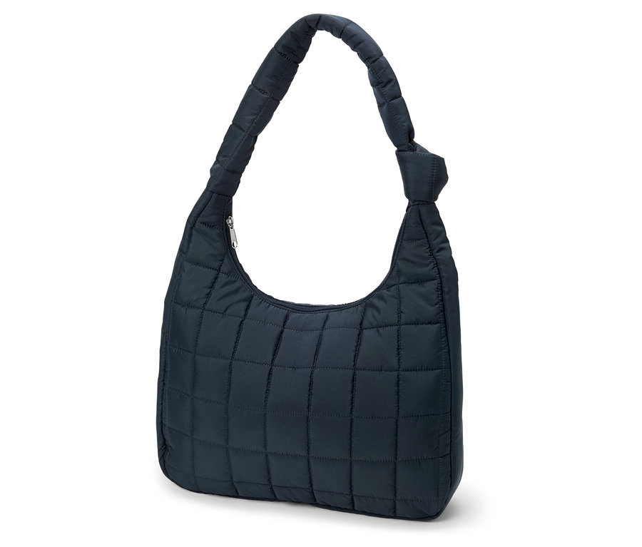 Beyaz bir arka plan üzerinde tek omuz askılı, lacivert, kapitone bir el çantası.