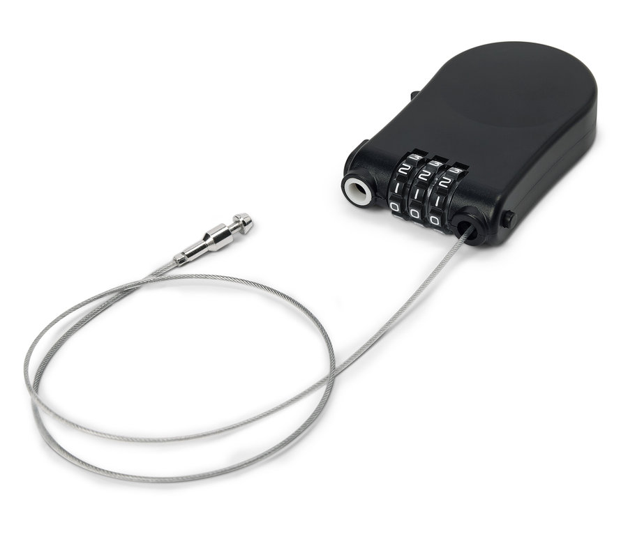 Çelik kablolu siyah şifreli kilit beyaz bir zeminde duruyor.