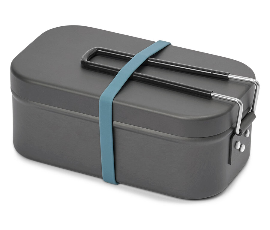 Beyaz bir arka plan üzerinde mavi lastik bantlı gri bir yemek kutusu.