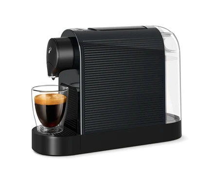 Kahve, siyah bir Cafissimo pure+ kahve makinesinden bir bardağa akıyor.