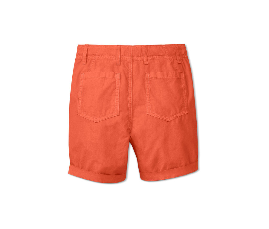 Turuncu bir şortun arka görünümü.