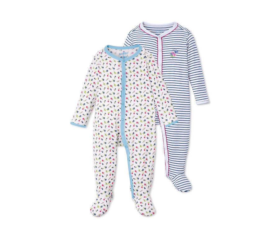 İki adet uzun kollu pijama. Biri çiçek desenli ve mavi şeritli beyaz, diğeri çizgili ve nakışlı Organik Pamuklu Pijama Takımı.