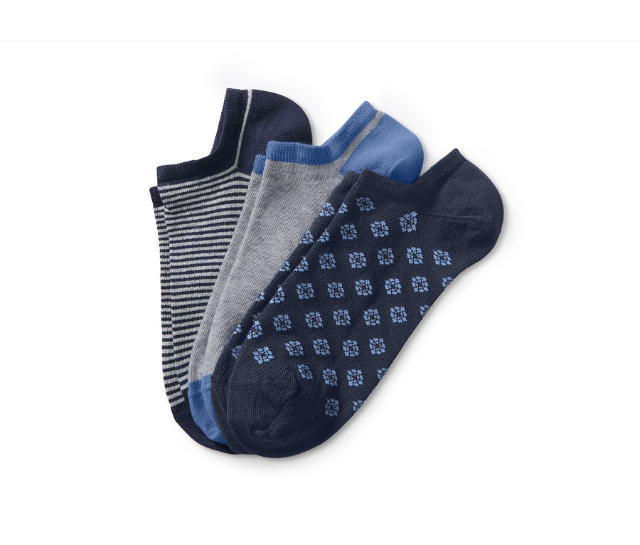 Üç çift sneaker çorabı.