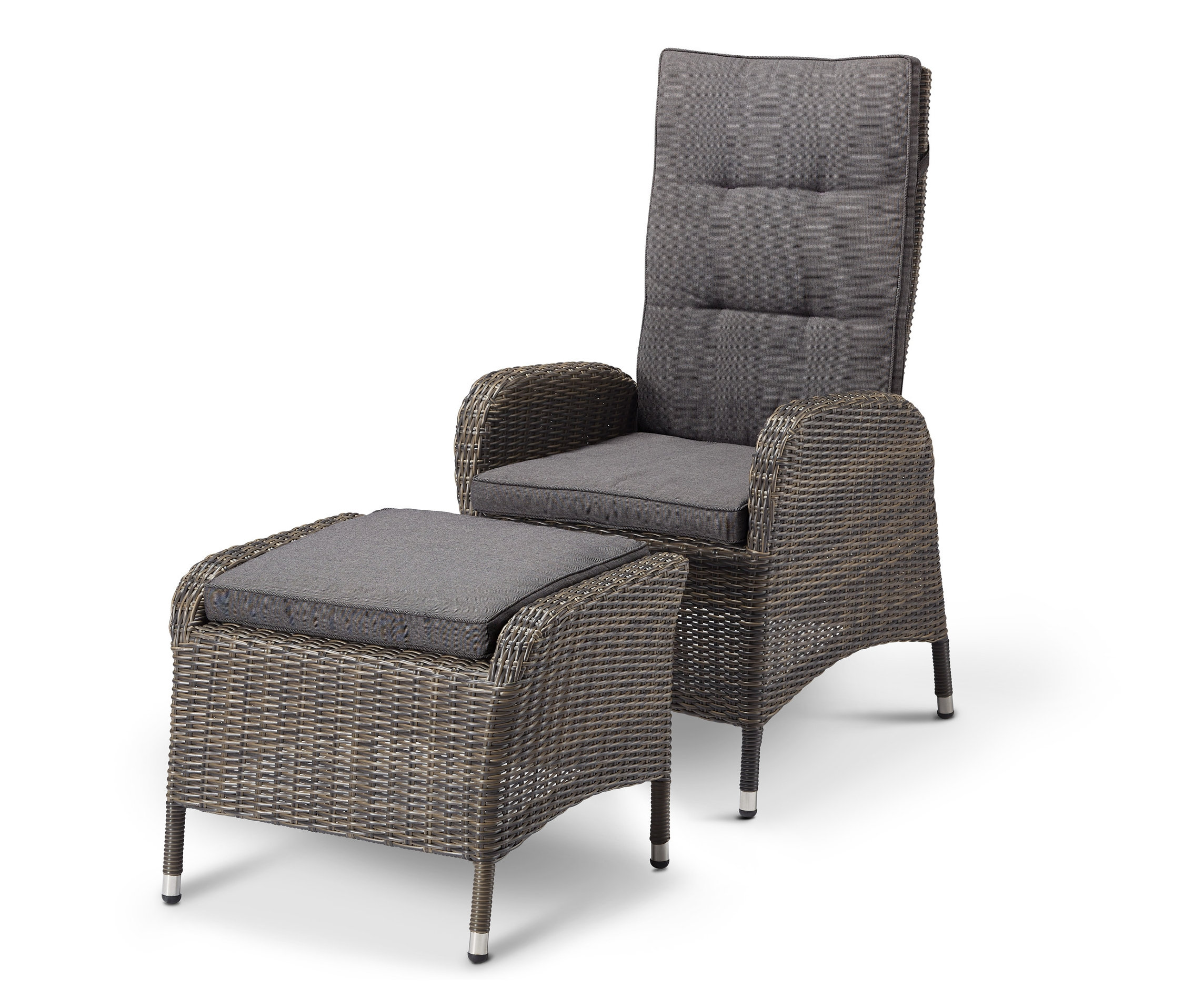 Gri minderli, hasır ayak puflu koltuk.