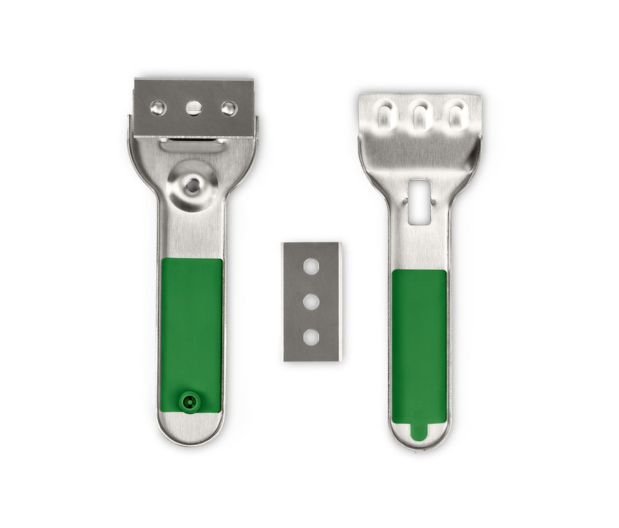 Beyaz bir arka plan üzerinde yeşil saplı iki temizleme kazıyıcı ve yedek bıçak.