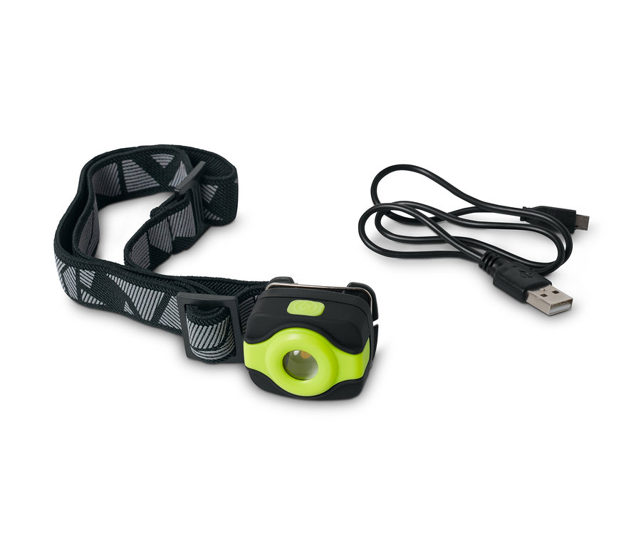 Siyah bantlı ve şarj kablosu olan kompakt alın lambası beyaz bir arka plan üzerinde duruyor.