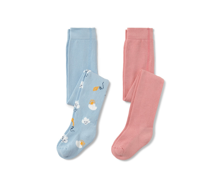 İki adet küçük çocuk külotlu çorap: biri bulut, güneş ve uçurtma desenli açık mavi, diğeri pembe.