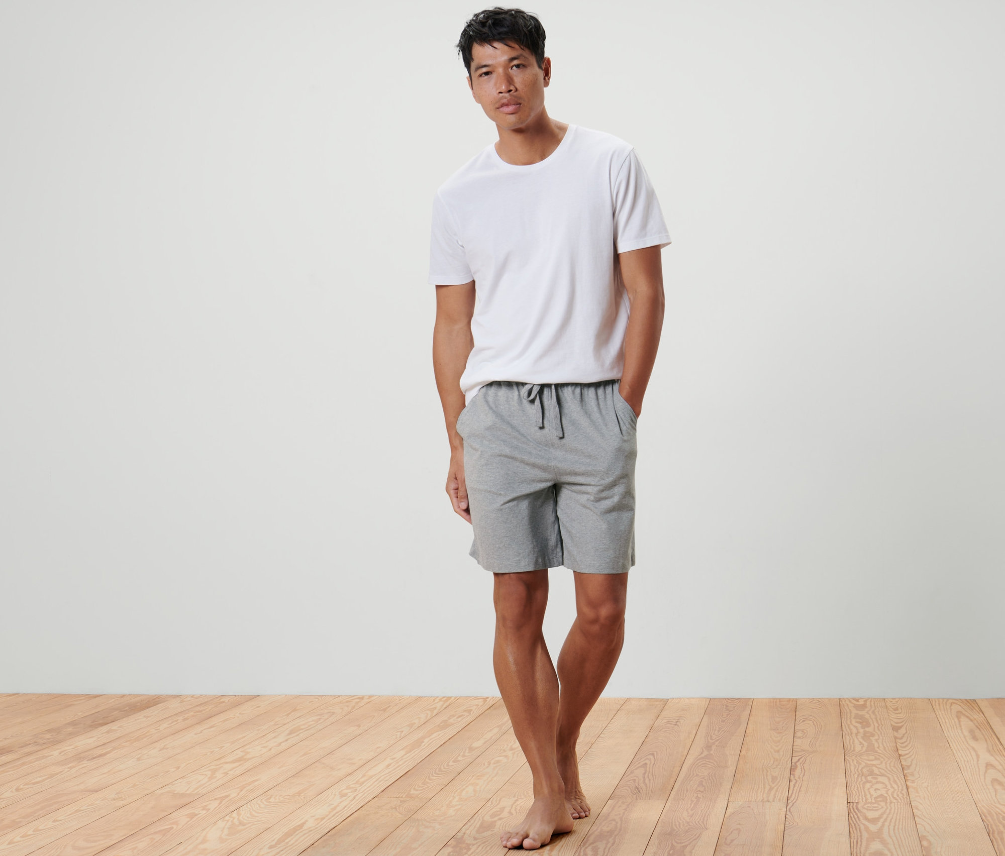 Bir adam Rahat Şortunun cebinde elleriyle duruyor.