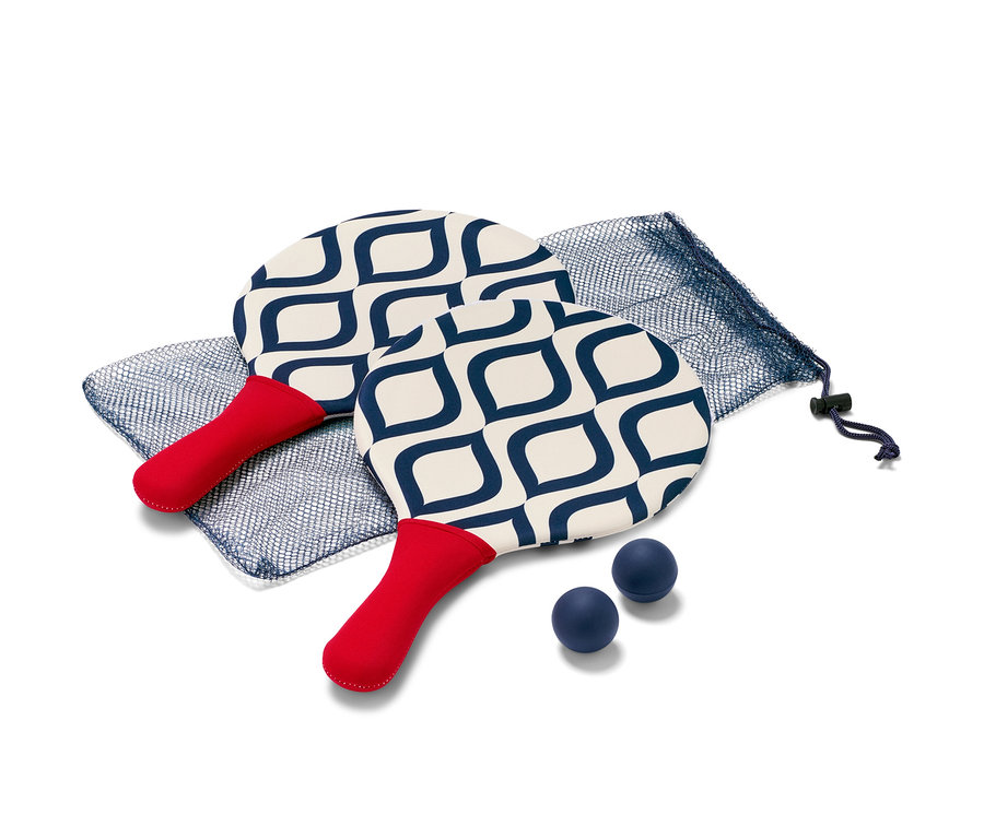 Kırmızı saplı ve mavi desenli iki raket ve iki mavi toptan oluşan Plaj Topu Seti.