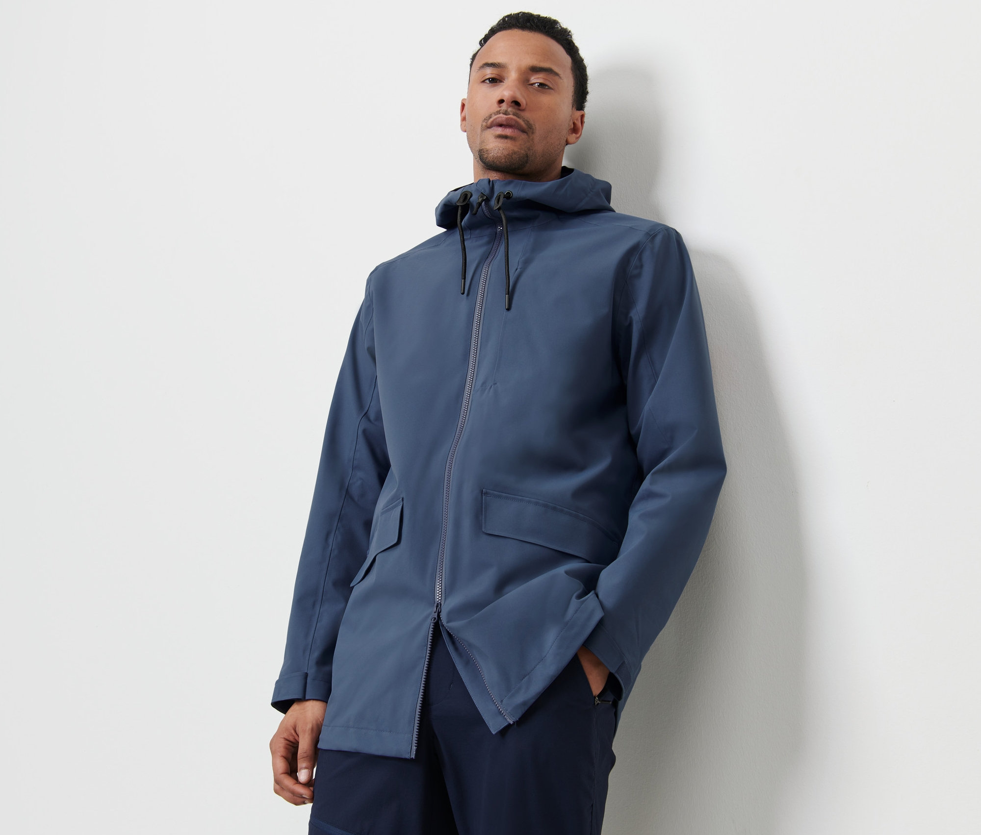 Adam mavi bir Outdoor Ceket ile poz veriyor.