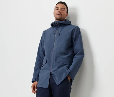 Adam mavi bir Outdoor Ceket ile poz veriyor.
