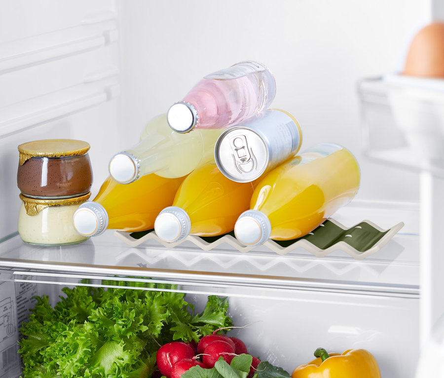 Buzdolabında reçeller, buzdolabı şişe tutacağında içecekler, sebzeler ve yumurtalar var.