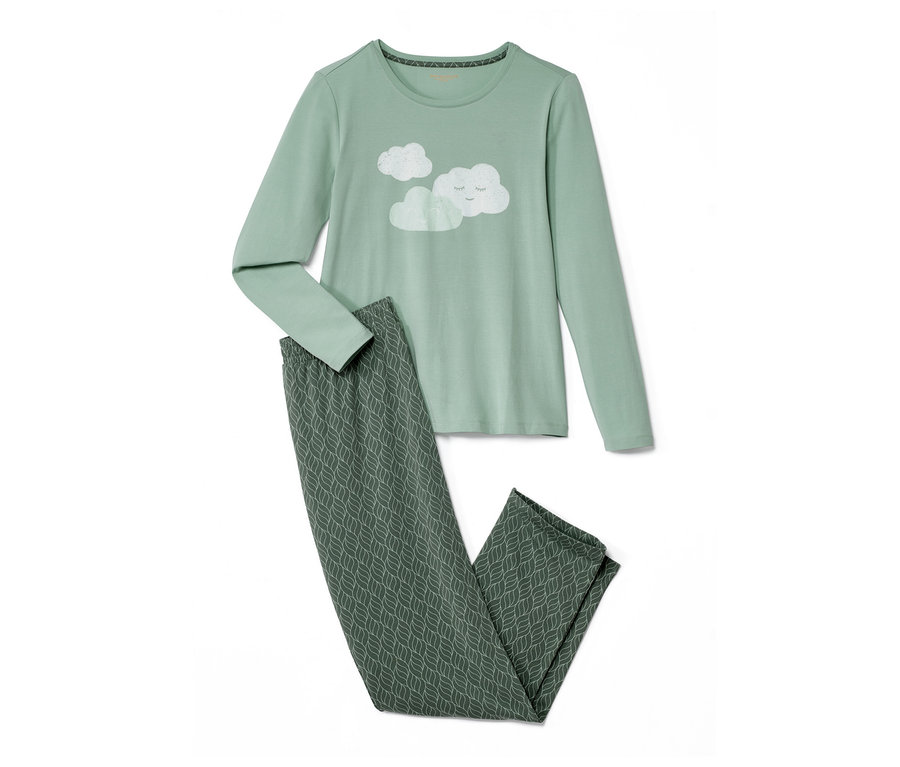 Bulut desenli uzun kollu yeşil pijama ve desenli pantolon.