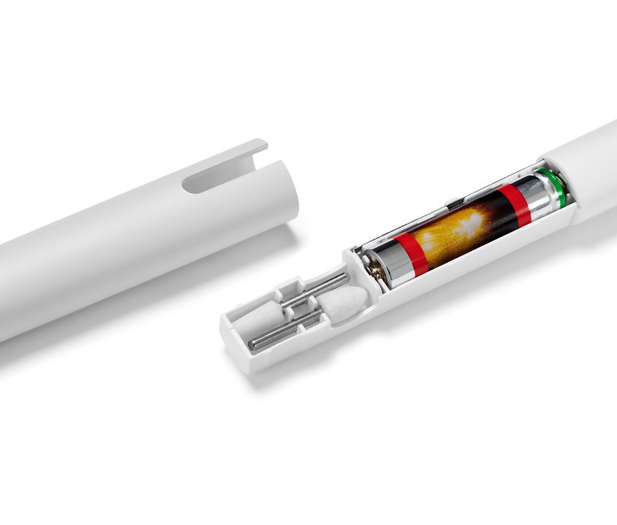 İçinde pil bulunan, kısmen demonte edilmiş beyaz bir manikür ve pedikür aleti.