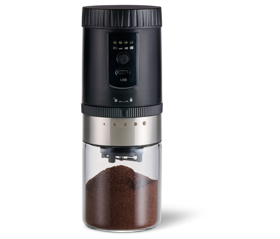 Beyaz arka planda şarjlı kahve değirmeni.