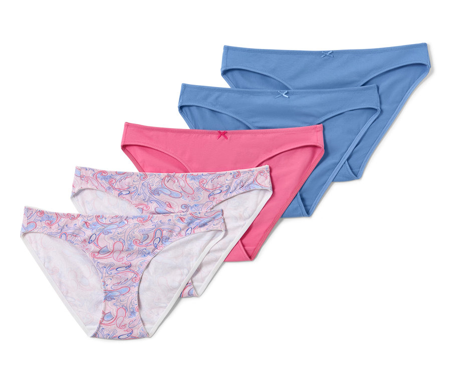 Tamamı baskılı beş adet slip külot çapraz şekilde üst üste duruyor.