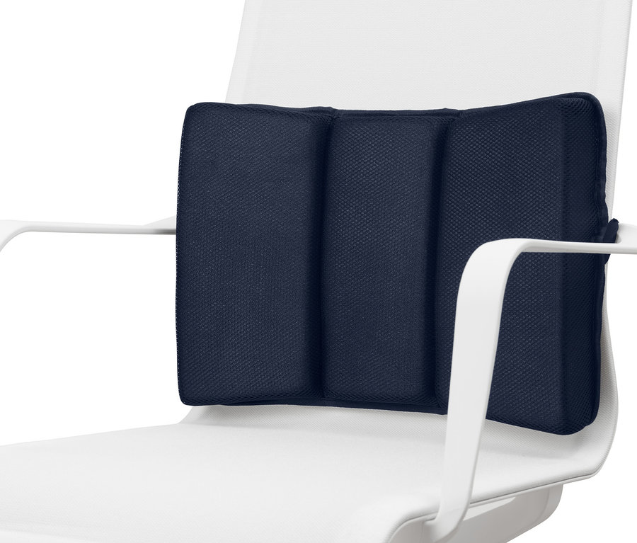 Beyaz bir sandalyede lacivert hafızalı süngerli bel yastığı.