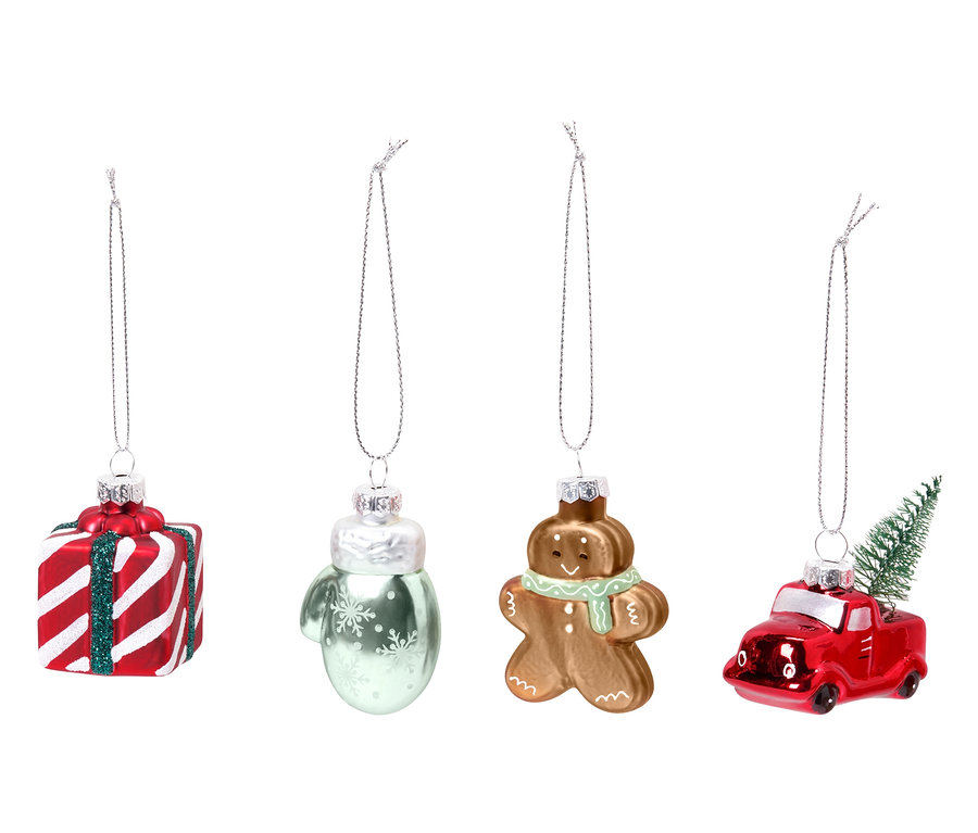 Dört Noel süsü, soldan sağa: beyaz şeritli kırmızı hediye, kar taneli yeşil eldiven, yeşil atkılı zencefilli kurabiye adam, Noel ağaçlı kırmızı araba.