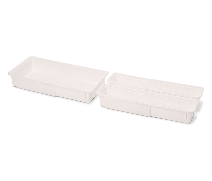 Beyaz arka planda iki adet beyaz plastik tepsi.