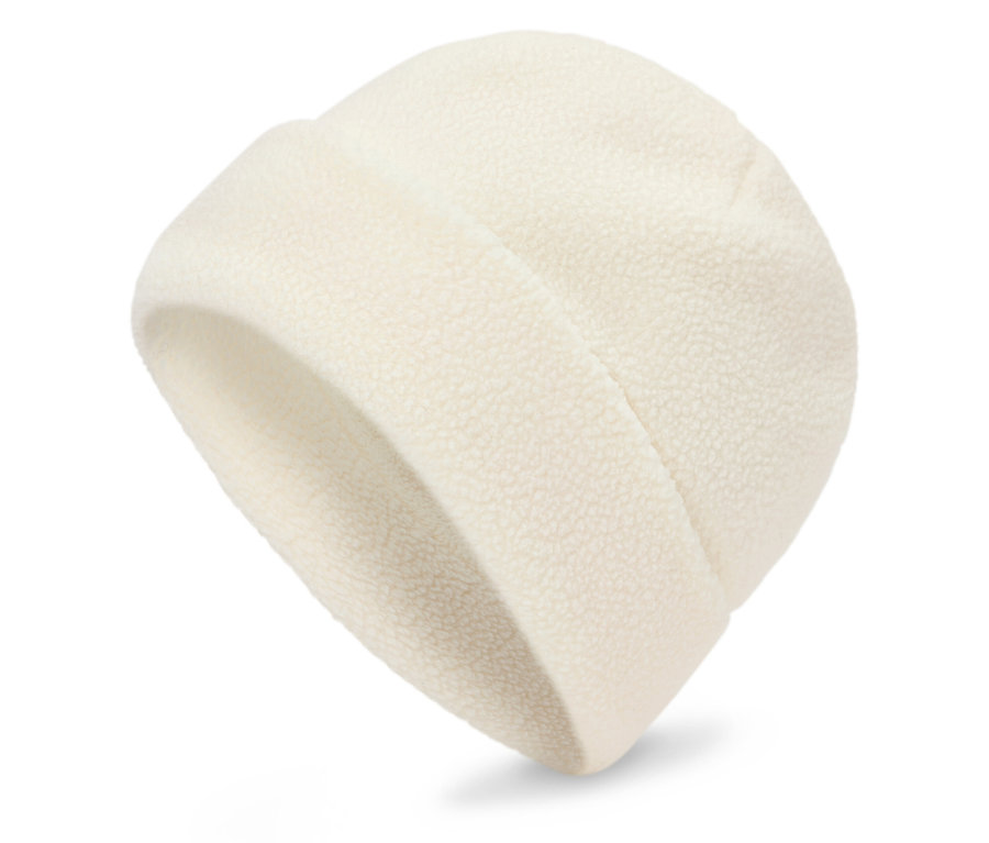 Beyaz arka planda beyaz bir polar şapkanın yakın çekimi.