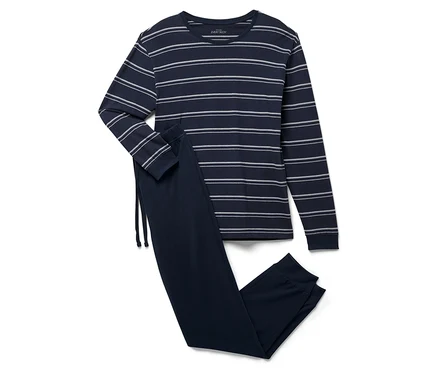 Uzun kollu ve pantolonlu, mavi çizgili pijama takımı.
