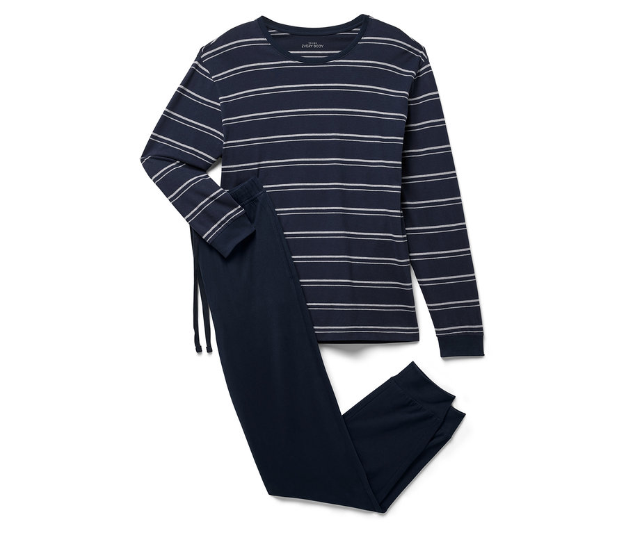 Uzun kollu ve pantolonlu, mavi çizgili pijama takımı.