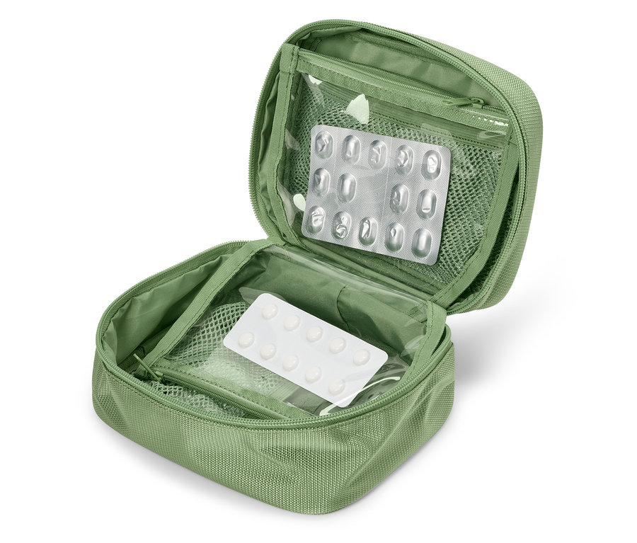 İçinde ilaç blisterleri bulunan açık yeşil ilk yardım çantası.