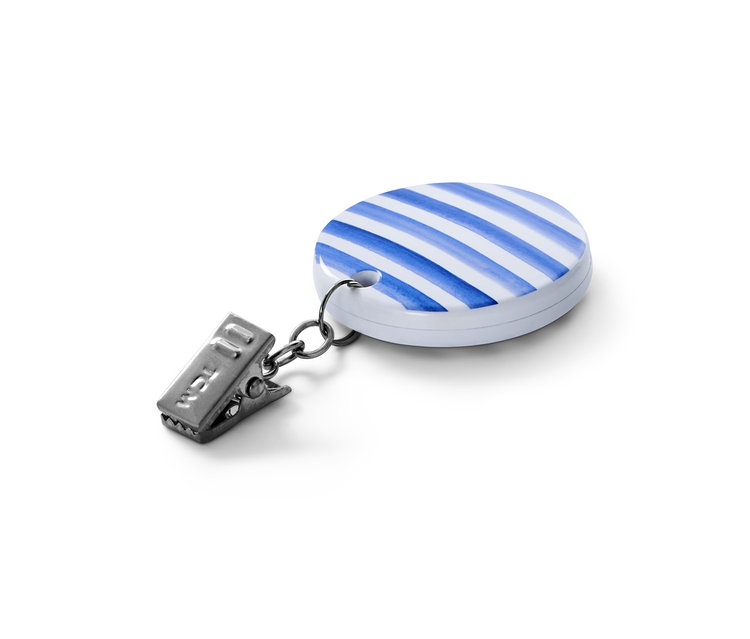 Tek bir Masa Örtüsü Tutucu'nun yakın çekim fotoğrafı. Tutucu mavi ve beyaz şeritlere ve gümüş bir klips'e sahip.