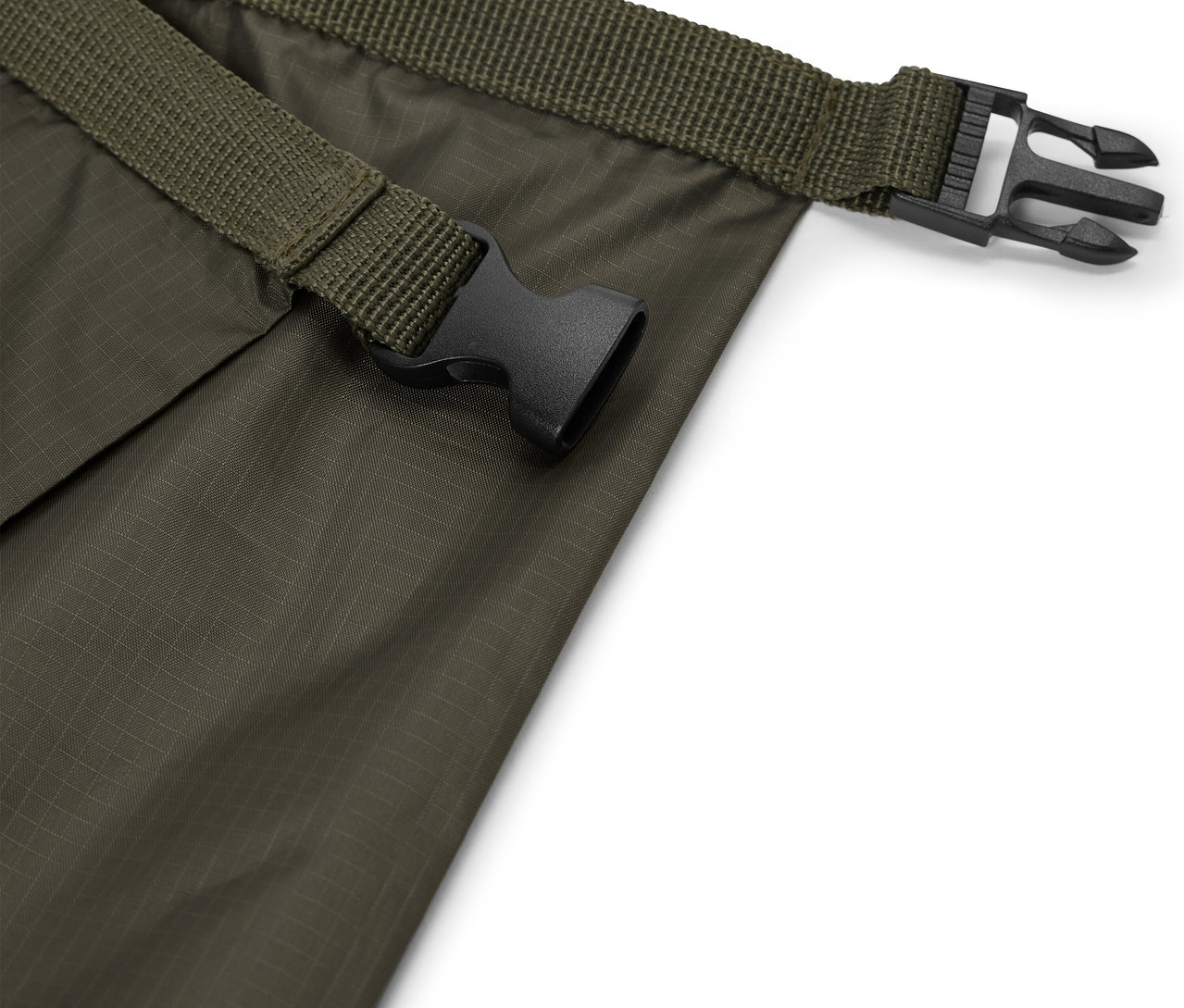 Siyah tokalı, zeytin yeşili su geçirmez bir kuru torba detayı.