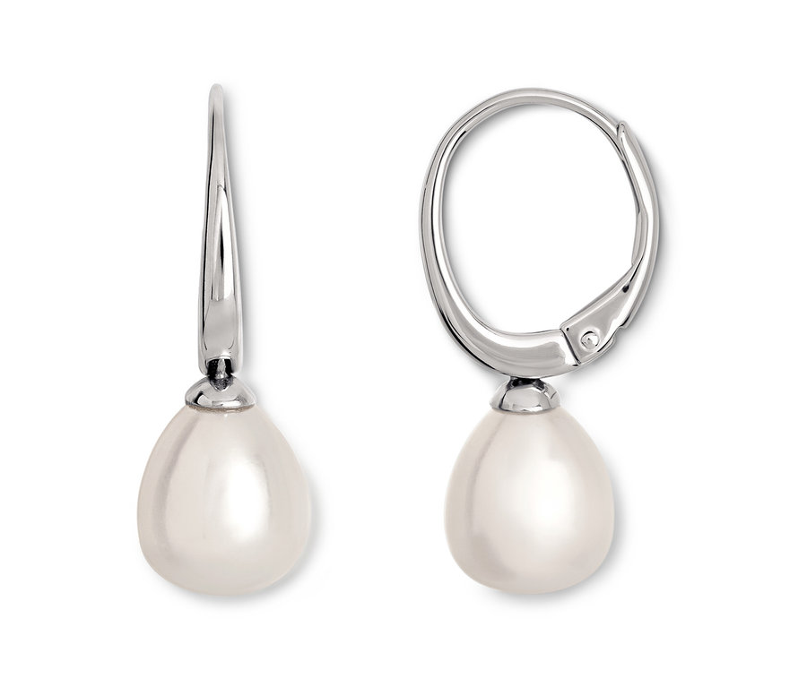 İki adet gümüş rengi inci küpe.