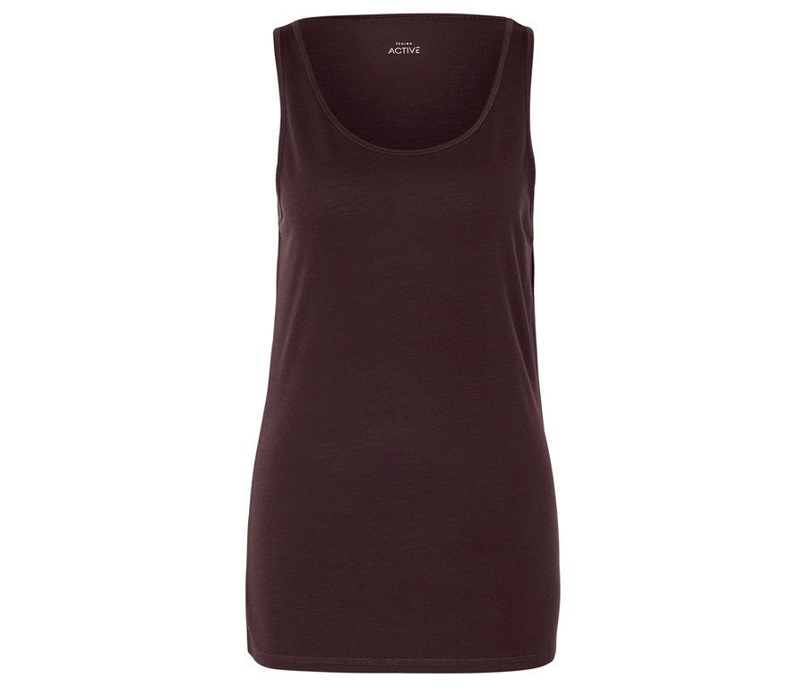 Beyaz bir arka plan üzerinde koyu mor bir atlet.