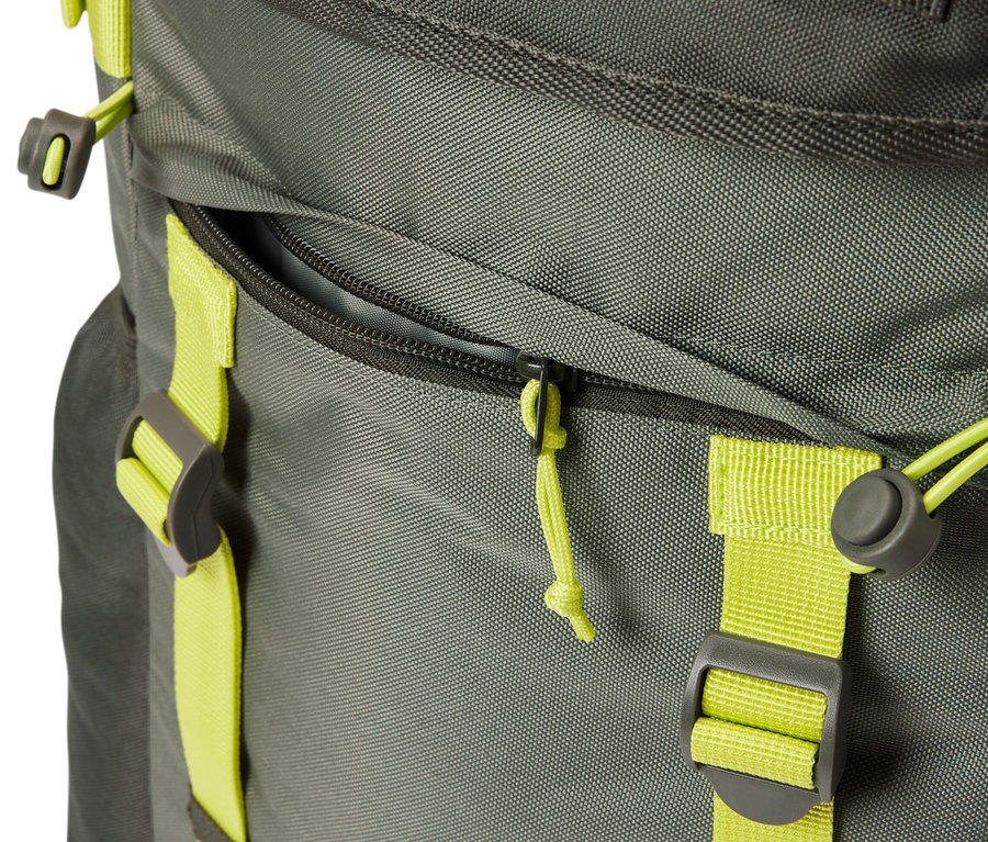 Lime kayışları ve fermuarı olan gri bir Outdoor Sırt Çantası'nın yakın çekimi.