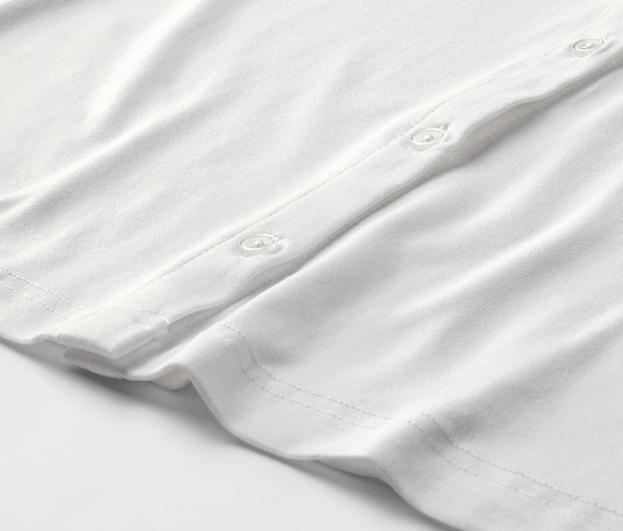 Düğmeli, beyaz bluzun yakın çekimi.