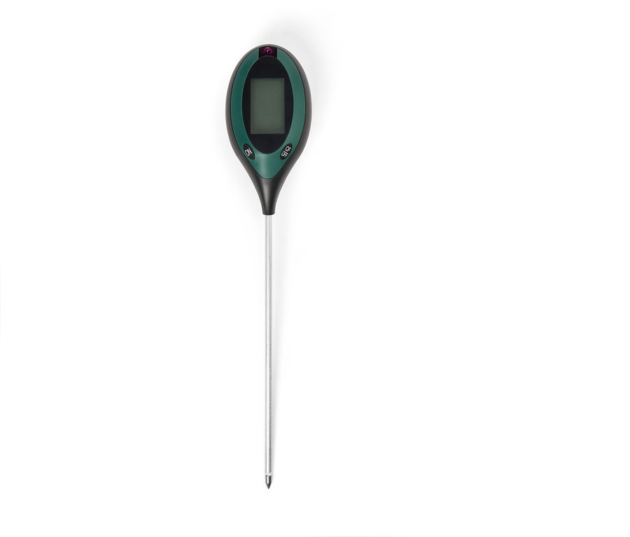 LCD ekranı ve uzun gümüş sondası olan yeşil bir toprak test cihazı beyaz bir arka plan üzerinde duruyor.