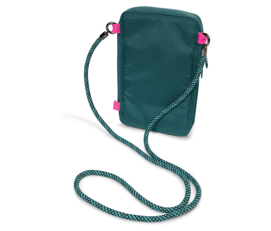 Yakın çekimde, mavi-yeşil halat askılı ve pembe detaylı koyu yeşil omuz çantası.