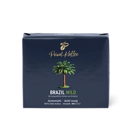 Beyaz bir arka plan üzerinde 500g Privat Kaffee Brazil Mild Öğütülmüş Filtre Kahve paketi.