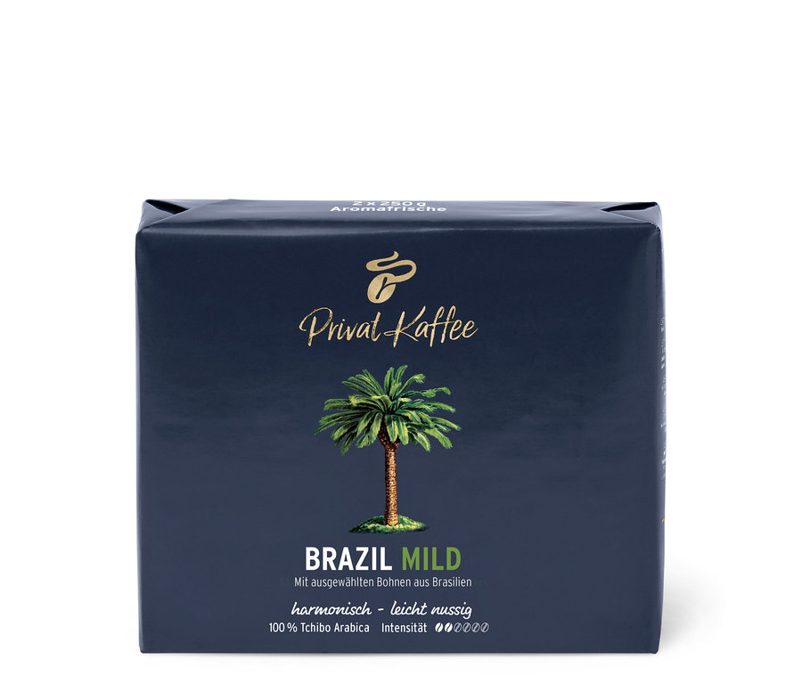 Beyaz bir arka plan üzerinde 500g Privat Kaffee Brazil Mild Öğütülmüş Filtre Kahve paketi.