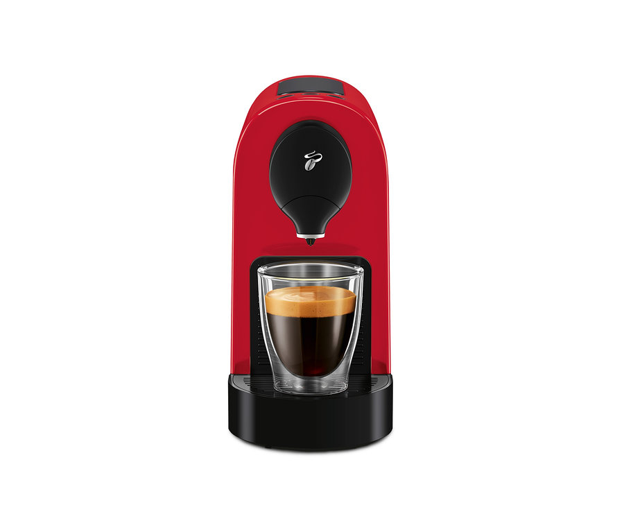 Bir fincan kahve ile kırmızı Cafissimo pure+ kahve makinesi.