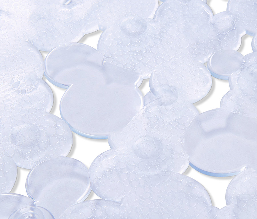 Vantuzlu, şeffaf küvet ve duş teknesi paspasının yakın çekimi.